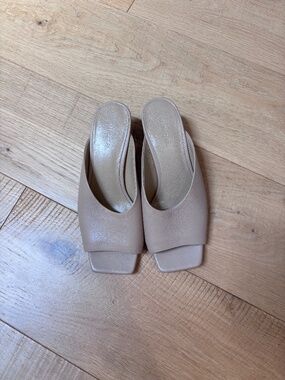 Vince size 5 tan heels